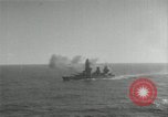 Standbild Japanische Kriegsschiffe Feuer schwere Geschütze in Live Fire Naval Übung Japan, 1941, aus Sekunde 22 historischem Filmmaterial Videoclip 65675027699