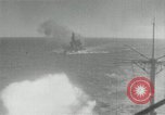 Standbild Japanische Kriegsschiffe Feuer schwere Geschütze in Live Fire Naval Übung Japan, 1941, aus Sekunde 23 historischem Filmmaterial Videoclip 65675027699