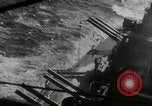 Standbild Japanische Kriegsschiffe Feuer schwere Geschütze in Live Fire Naval Übung Japan, 1941, aus Sekunde 24 historischem Filmmaterial Videoclip 65675027699