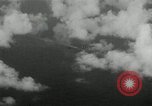 Standbild Japanische Kriegsschiffe Feuer schwere Geschütze in Live Fire Naval Übung Japan, 1941, aus Sekunde 27 historischem Filmmaterial Videoclip 65675027699