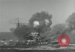 Standbild Japanische Kriegsschiffe Feuer schwere Geschütze in Live Fire Naval Übung Japan, 1941, aus Sekunde 28 historischem Filmmaterial Videoclip 65675027699