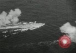 Standbild Japanische Kriegsschiffe Feuer schwere Geschütze in Live Fire Naval Übung Japan, 1941, aus Sekunde 29 historischem Filmmaterial Videoclip 65675027699