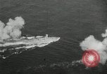 Standbild Japanische Kriegsschiffe Feuer schwere Geschütze in Live Fire Naval Übung Japan, 1941, aus Sekunde 30 historischem Filmmaterial Videoclip 65675027699