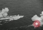 Standbild Japanische Kriegsschiffe Feuer schwere Geschütze in Live Fire Naval Übung Japan, 1941, aus Sekunde 31 historischem Filmmaterial Videoclip 65675027699