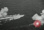 Standbild Japanische Kriegsschiffe Feuer schwere Geschütze in Live Fire Naval Übung Japan, 1941, aus Sekunde 32 historischem Filmmaterial Videoclip 65675027699