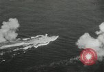 Standbild Japanische Kriegsschiffe Feuer schwere Geschütze in Live Fire Naval Übung Japan, 1941, aus Sekunde 33 historischem Filmmaterial Videoclip 65675027699