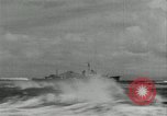 Standbild Japanische Kriegsschiffe Feuer schwere Geschütze in Live Fire Naval Übung Japan, 1941, aus Sekunde 40 historischem Filmmaterial Videoclip 65675027699