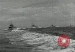 Standbild Japanische Kriegsschiffe Feuer schwere Geschütze in Live Fire Naval Übung Japan, 1941, aus Sekunde 44 historischem Filmmaterial Videoclip 65675027699