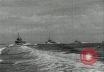 Standbild Japanische Kriegsschiffe Feuer schwere Geschütze in Live Fire Naval Übung Japan, 1941, aus Sekunde 45 historischem Filmmaterial Videoclip 65675027699