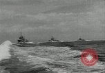 Standbild Japanische Kriegsschiffe Feuer schwere Geschütze in Live Fire Naval Übung Japan, 1941, aus Sekunde 46 historischem Filmmaterial Videoclip 65675027699