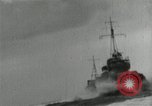 Standbild Japanische Kriegsschiffe Feuer schwere Geschütze in Live Fire Naval Übung Japan, 1941, aus Sekunde 47 historischem Filmmaterial Videoclip 65675027699