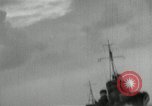 Standbild Japanische Kriegsschiffe Feuer schwere Geschütze in Live Fire Naval Übung Japan, 1941, aus Sekunde 49 historischem Filmmaterial Videoclip 65675027699