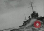 Standbild Japanische Kriegsschiffe Feuer schwere Geschütze in Live Fire Naval Übung Japan, 1941, aus Sekunde 51 historischem Filmmaterial Videoclip 65675027699