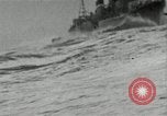 Standbild Japanische Kriegsschiffe Feuer schwere Geschütze in Live Fire Naval Übung Japan, 1941, aus Sekunde 62 historischem Filmmaterial Videoclip 65675027699