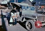 Standbild japanische Kinder nach Zweiten Weltkrieg Tokio Japan, 1945, aus Sekunde 24 historischem Filmmaterial Videoclip 65675027715