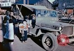 Standbild japanische Kinder nach Zweiten Weltkrieg Tokio Japan, 1945, aus Sekunde 27 historischem Filmmaterial Videoclip 65675027715