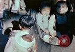 Standbild japanische Kinder nach Zweiten Weltkrieg Tokio Japan, 1945, aus Sekunde 31 historischem Filmmaterial Videoclip 65675027715