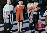 Standbild japanische Kinder nach Zweiten Weltkrieg Tokio Japan, 1945, aus Sekunde 46 historischem Filmmaterial Videoclip 65675027715