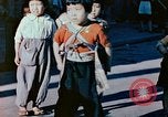 Standbild japanische Kinder nach Zweiten Weltkrieg Tokio Japan, 1945, aus Sekunde 50 historischem Filmmaterial Videoclip 65675027715