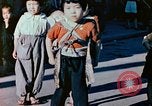 Standbild japanische Kinder nach Zweiten Weltkrieg Tokio Japan, 1945, aus Sekunde 51 historischem Filmmaterial Videoclip 65675027715