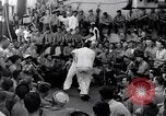 Standbild US-Kriegsschiff crew Unterhaltung Pacific Theater, 1943, aus Sekunde 60 historischem Filmmaterial Videoclip 65675027740