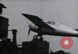 Standbild F4F-3 Crash auf die USS Wasp CV-7 Atlantik, 1941, aus Sekunde 5 historischem Filmmaterial Videoclip 65675027774