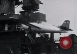Standbild F4F-3 Crash auf die USS Wasp CV-7 Atlantik, 1941, aus Sekunde 7 historischem Filmmaterial Videoclip 65675027774