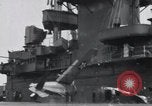 Standbild F4F-3 Crash auf die USS Wasp CV-7 Atlantik, 1941, aus Sekunde 13 historischem Filmmaterial Videoclip 65675027774