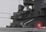Standbild F4F-3 Crash auf die USS Wasp CV-7 Atlantik, 1941, aus Sekunde 17 historischem Filmmaterial Videoclip 65675027774