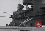 Standbild F4F-3 Crash auf die USS Wasp CV-7 Atlantik, 1941, aus Sekunde 18 historischem Filmmaterial Videoclip 65675027774