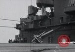 Standbild F4F-3 Crash auf die USS Wasp CV-7 Atlantik, 1941, aus Sekunde 19 historischem Filmmaterial Videoclip 65675027774