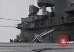 Standbild F4F-3 Crash auf die USS Wasp CV-7 Atlantik, 1941, aus Sekunde 22 historischem Filmmaterial Videoclip 65675027774