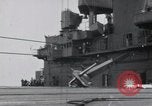 Standbild F4F-3 Crash auf die USS Wasp CV-7 Atlantik, 1941, aus Sekunde 23 historischem Filmmaterial Videoclip 65675027774