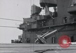 Standbild F4F-3 Crash auf die USS Wasp CV-7 Atlantik, 1941, aus Sekunde 25 historischem Filmmaterial Videoclip 65675027774