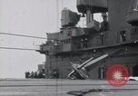 Standbild F4F-3 Crash auf die USS Wasp CV-7 Atlantik, 1941, aus Sekunde 26 historischem Filmmaterial Videoclip 65675027774