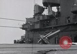 Standbild F4F-3 Crash auf die USS Wasp CV-7 Atlantik, 1941, aus Sekunde 27 historischem Filmmaterial Videoclip 65675027774