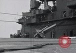 Standbild F4F-3 Crash auf die USS Wasp CV-7 Atlantik, 1941, aus Sekunde 28 historischem Filmmaterial Videoclip 65675027774