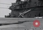Standbild F4F-3 Crash auf die USS Wasp CV-7 Atlantik, 1941, aus Sekunde 29 historischem Filmmaterial Videoclip 65675027774