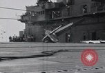 Standbild F4F-3 Crash auf die USS Wasp CV-7 Atlantik, 1941, aus Sekunde 30 historischem Filmmaterial Videoclip 65675027774
