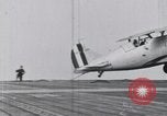 Standbild US Marine Corps Grumman F3F-2 stürzt auf Flight Deck der USS Wasp Atlantik, 1940, aus Sekunde 1 historischem Filmmaterial Videoclip 65675027775