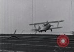 Standbild US Marine Corps Grumman F3F-2 stürzt auf Flight Deck der USS Wasp Atlantik, 1940, aus Sekunde 6 historischem Filmmaterial Videoclip 65675027775