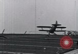 Standbild US Marine Corps Grumman F3F-2 stürzt auf Flight Deck der USS Wasp Atlantik, 1940, aus Sekunde 10 historischem Filmmaterial Videoclip 65675027775