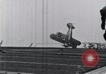 Standbild US Marine Corps Grumman F3F-2 stürzt auf Flight Deck der USS Wasp Atlantik, 1940, aus Sekunde 15 historischem Filmmaterial Videoclip 65675027775