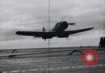 Standbild SB2U Crash auf die USS Wasp Pacific Theater, 1942, aus Sekunde 3 historischem Filmmaterial Videoclip 65675027777