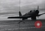 Standbild SB2U Crash auf die USS Wasp Pacific Theater, 1942, aus Sekunde 5 historischem Filmmaterial Videoclip 65675027777