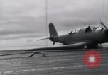 Standbild SB2U Crash auf die USS Wasp Pacific Theater, 1942, aus Sekunde 6 historischem Filmmaterial Videoclip 65675027777