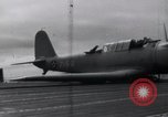 Standbild SB2U Crash auf die USS Wasp Pacific Theater, 1942, aus Sekunde 8 historischem Filmmaterial Videoclip 65675027777