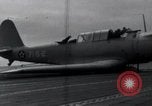 Standbild SB2U Crash auf die USS Wasp Pacific Theater, 1942, aus Sekunde 9 historischem Filmmaterial Videoclip 65675027777