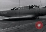 Standbild SB2U Crash auf die USS Wasp Pacific Theater, 1942, aus Sekunde 10 historischem Filmmaterial Videoclip 65675027777