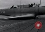 Standbild SB2U Crash auf die USS Wasp Pacific Theater, 1942, aus Sekunde 11 historischem Filmmaterial Videoclip 65675027777